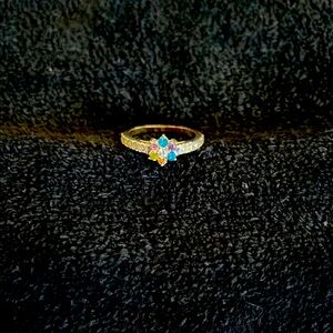 Super cute dainty silver ring with stone flowers